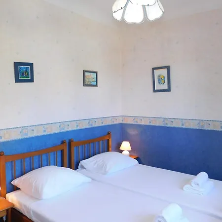 Charming 2-bedroom 'miami' With Parking Antibes