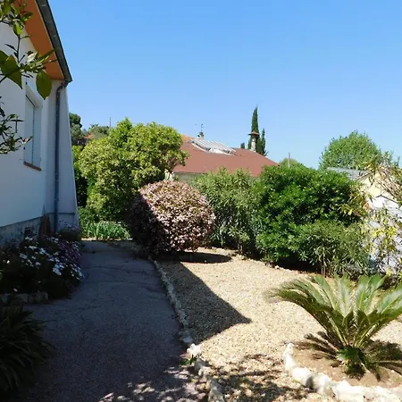 Charming 2-bedroom 'miami' With Parking אנטיב